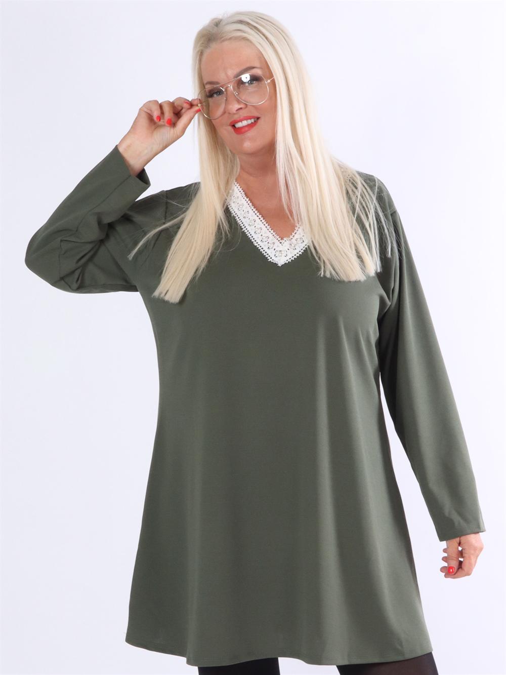 Norina - Armégrön klänning med broderi och pärlor i halsen